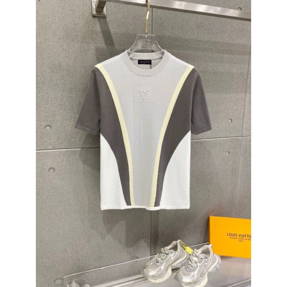 Louis Vuitton embossed jacquard knit crew neck short-sleeve T-shirt, classic design with heavy-duty three-dimensional inlay work that exudes a fashionable and sophisticated feel.